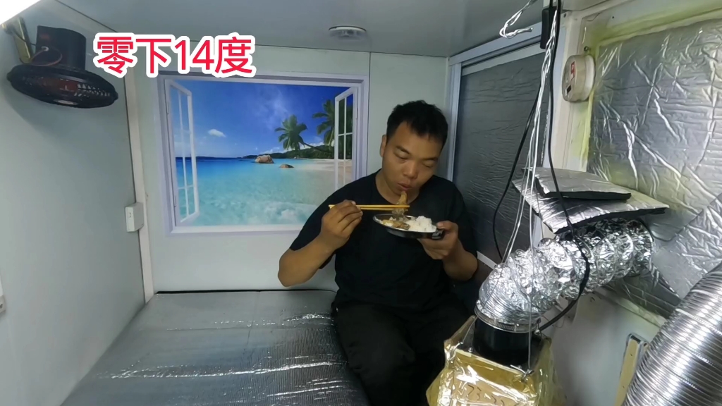 冬季游新疆零下14度被冻得受不了了,躲在小房车里烧煤取暖做白菜猪肉炖豆腐吃太舒服暖和了