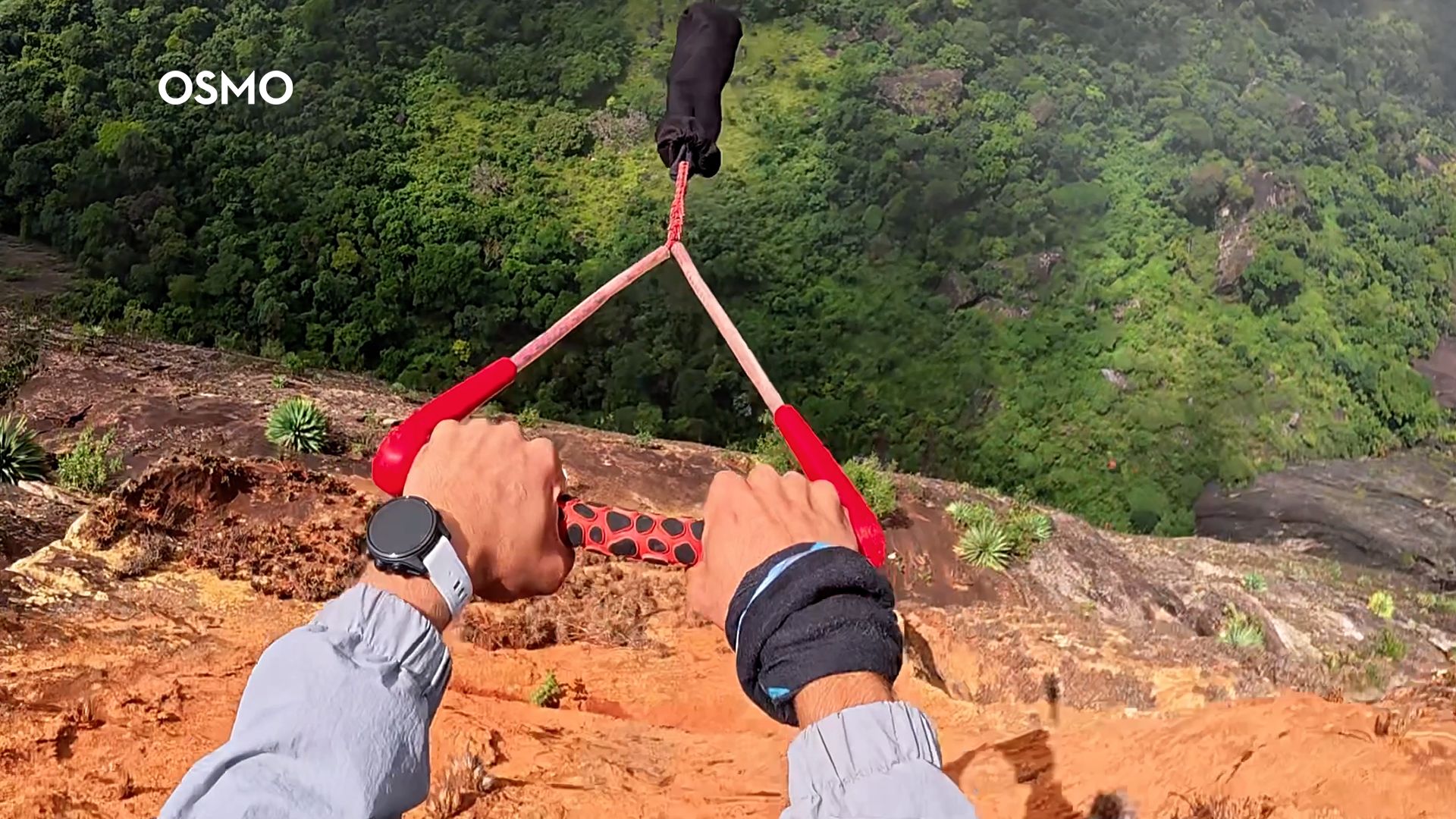 哥们,我好像没答应跟你一起跳...